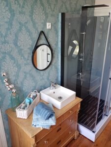 salle de douche à coté de la chambre verte
